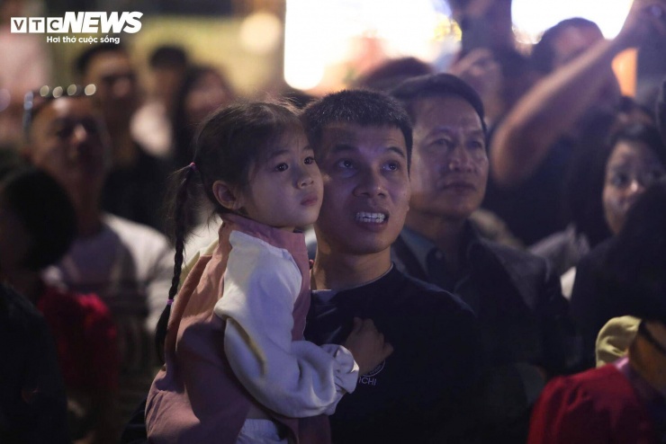 "Tôi xin gửi lời chúc mừng năm mới tới tất cả mọi người, hy vọng mọi người có một năm mới nhiều sức khỏe và may mắn", anh Ngọc Huy chia sẻ.