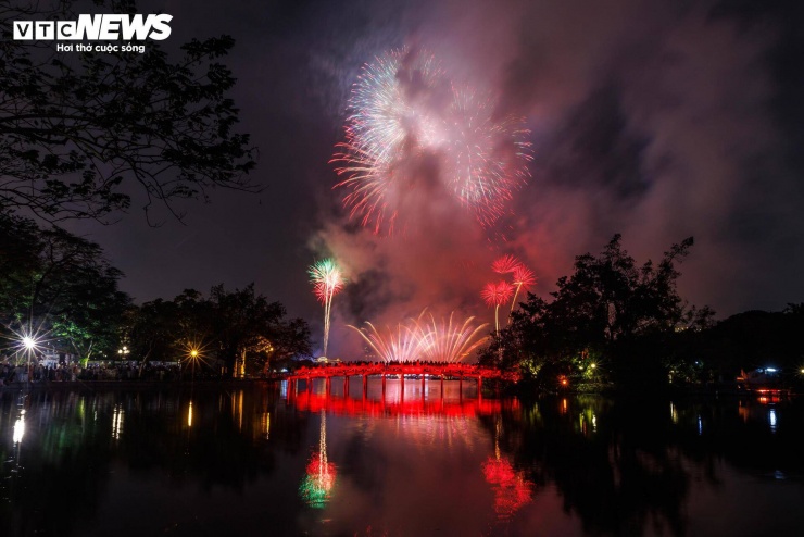 Những chùm pháo hoa tỏa sáng muôn màu, mang hy vọng về năm mới thịnh vượng và phát triển.