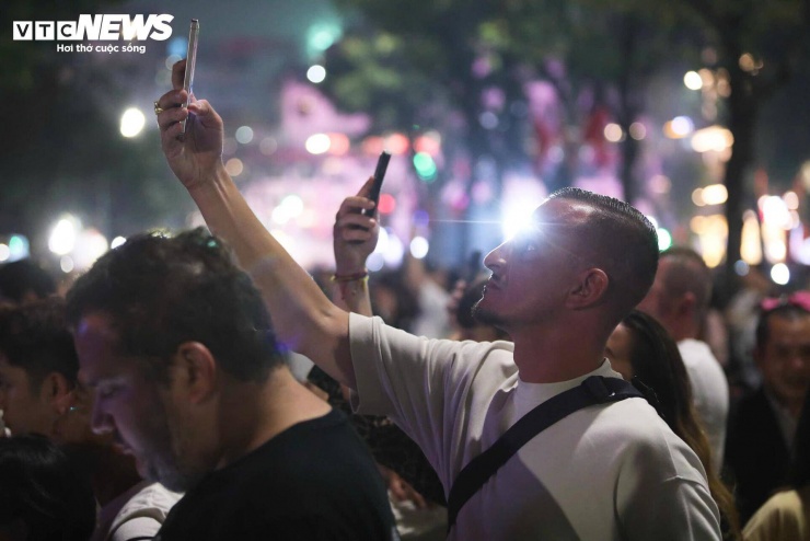 Pháo hoa rực sáng trên bầu trời cả nước, người dân xúc động đón năm mới Bính Ngọ 2026 - 9