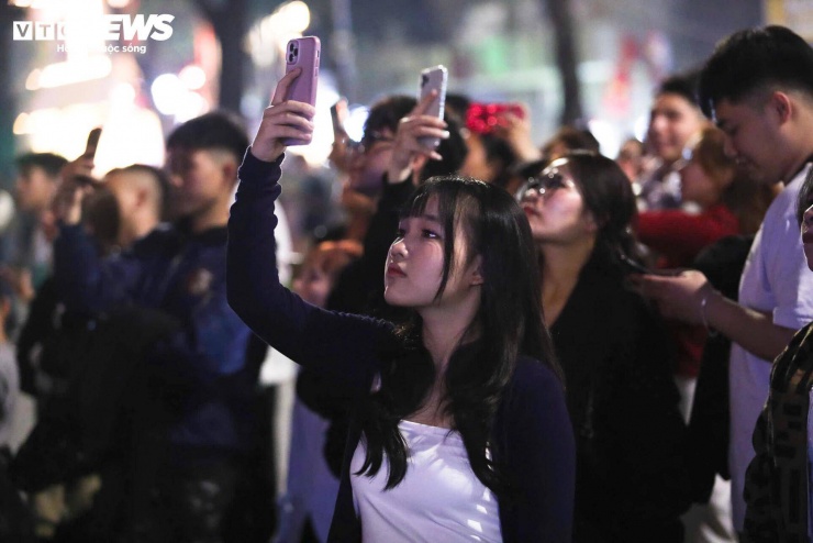 Người dân háo hức dùng điện thoại ghi lại những hình ảnh rực rỡ trên bầu trời.