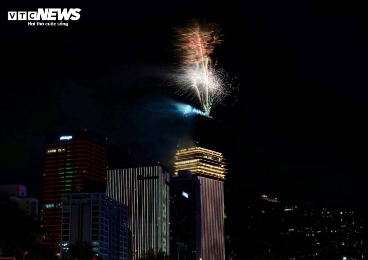 Năm nay, ngoài điểm bắn chính tại khu vực hầm vượt sông Sài Gòn, TP.HCM tổ chức tổng cộng 17 điểm bắn pháo hoa trong đêm giao thừa. Trong đó có 4 điểm bắn tầm cao kết hợp tầm thấp gồm: Khu vực hầm sông Sài Gòn; Trung tâm Thành phố mới (TP Thủ Đức); Quảng trường Tam Thắng và Quảng trường Công viên Bà Rịa.