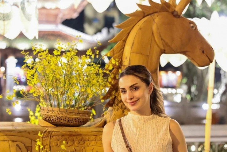 Người dân đổ về Văn Miếu - Quốc Tử Giám xin chữ, check-in ngựa độc bản