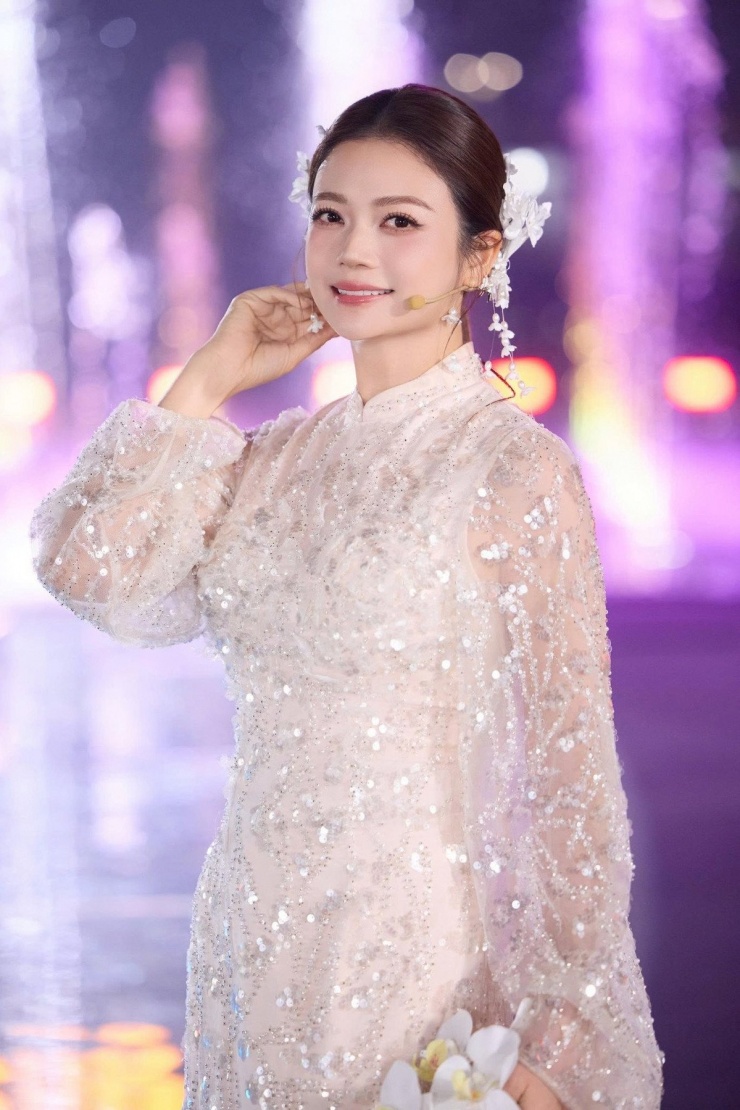 Thiết kế tôn lên vóc dáng mảnh mai, mềm mại, đồng thời làm nổi bật vẻ đẹp nền nã, sang trọng vốn là “thương hiệu” của nữ diễn viên.