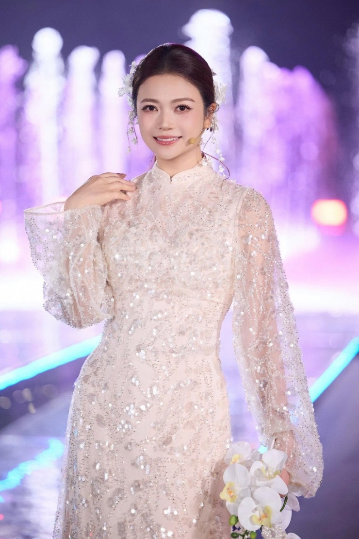 Điều khiến công chúng đặc biệt chú ý chính là nhan sắc dường như bị thời gian “bỏ quên” của Kiều Anh.