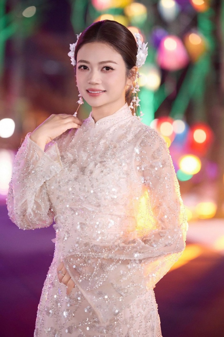 Trên mạng xã hội, hình ảnh của nữ diễn viên nhanh chóng nhận về “cơn mưa” lời khen, nhiều khán giả nhận xét Kiều Anh gần như không thay đổi nhiều so với thời trẻ, nhất là khi so sánh với vai cô sinh viên Nhung trong bộ phim đình đám Phía trước là bầu trời (2001) của đạo diễn Đỗ Thanh Hải.