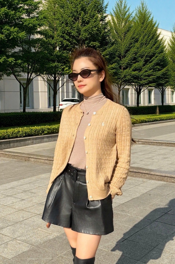 Xuất thân là diễn viên múa, Kiều Anh sở hữu lợi thế hình thể mảnh mai, uyển chuyển, giúp chị luôn toát lên vẻ duyên dáng mỗi khi diện áo dài hay trang phục truyền thống.