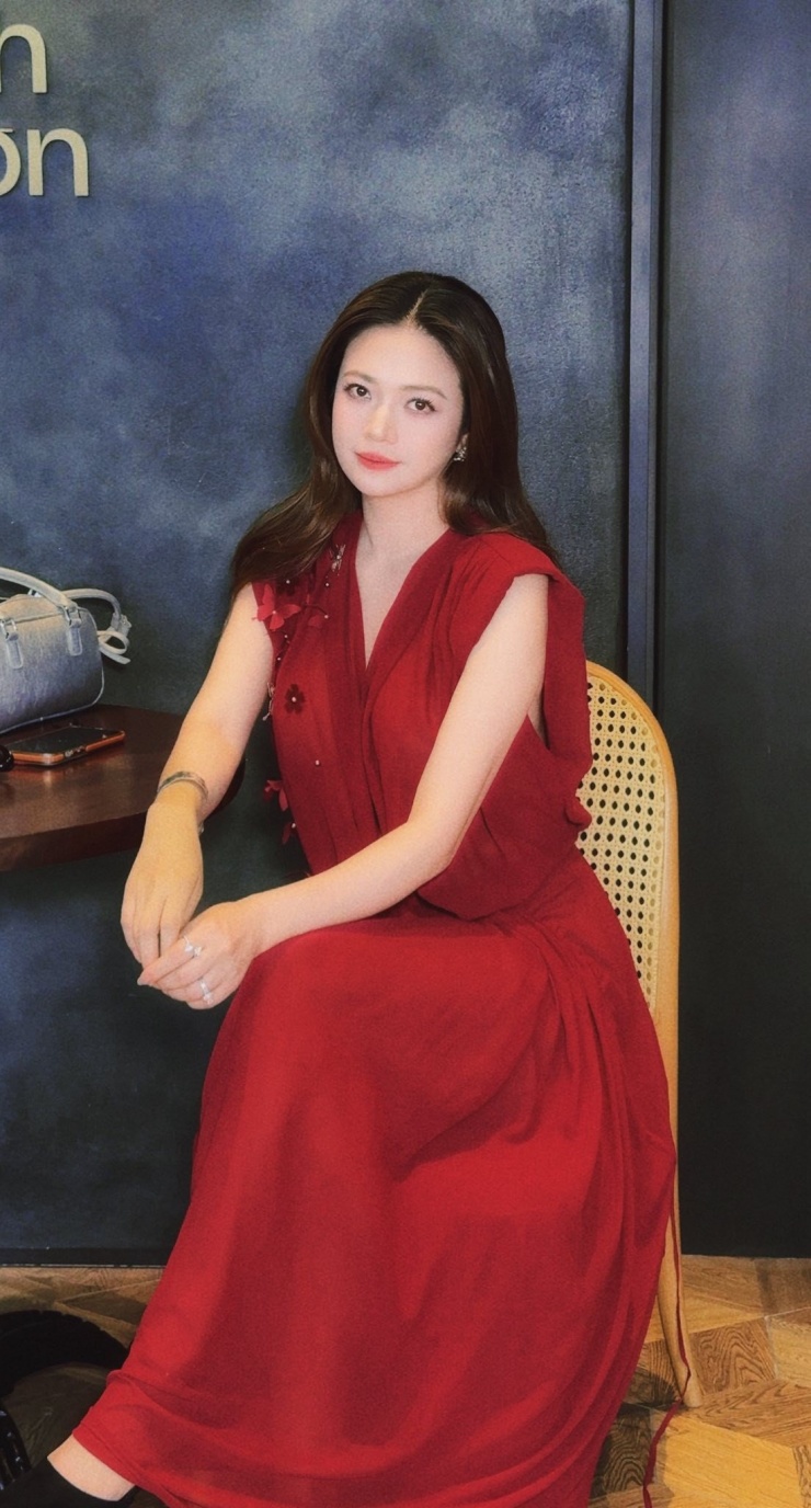 Nữ diễn viên trung thành với phong cách thanh lịch, tinh giản nhưng vẫn toát lên sự sang trọng, tinh tế trong mỗi lần xuất hiện tại các sự kiện. Ở đời thường, chị chuộng lối trang điểm nhẹ nhàng, tự nhiên, càng làm nổi bật vẻ đẹp mặn mà, đằm thắm theo thời gian.