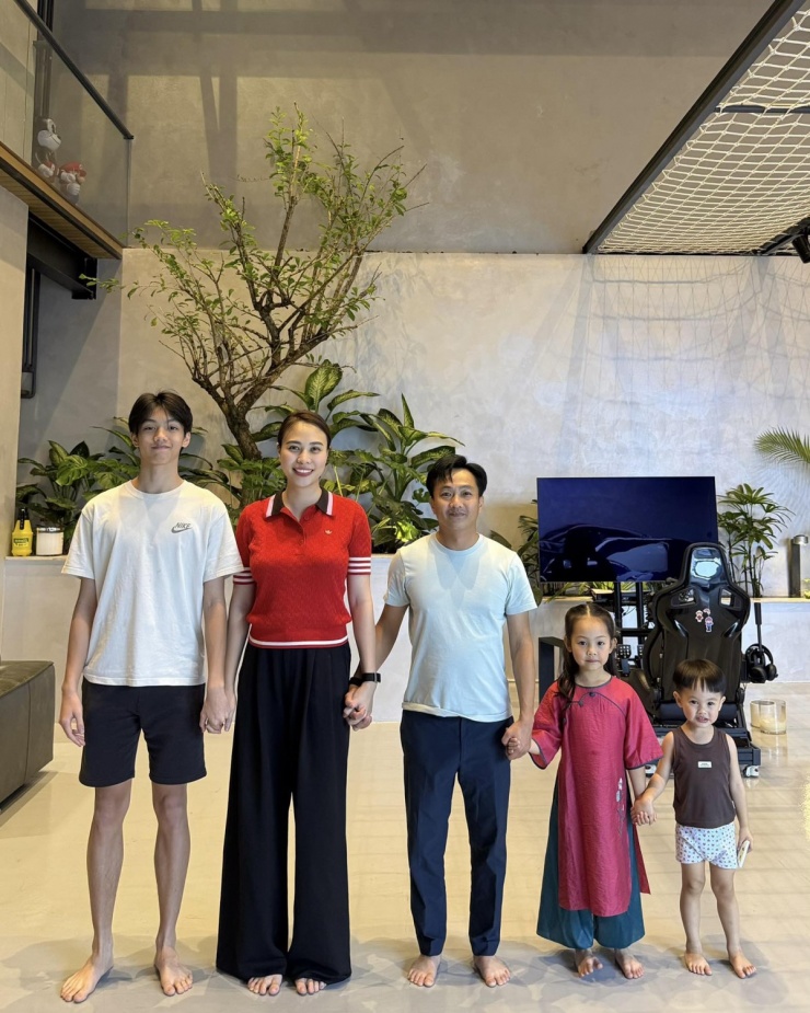 Gia đình Cường Đôla có thông lệ đo chiều cao mỗi năm mới. Doanh phân phố núi tự hào vì con trai cả Subeo ngày càng cao lớn, vượt hẳn Đàm Thu Trang. Dù xếp vị trí thứ ba, Cường Đôla cho rằng anh sẽ sớm bị 'soán ngôi' vì hai nhóc tì Suchin, Sutin cũng đang 'nhổ giò'.