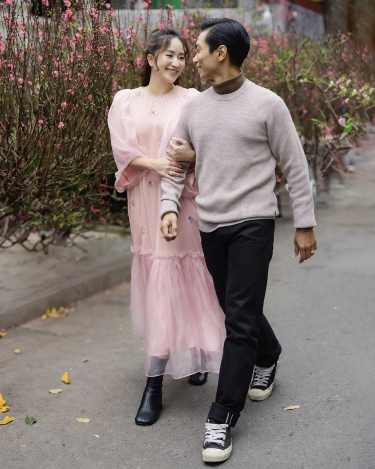 Khánh Thi đưa Phan Hiển ra Hà Nội đón Tết. Cặp sao tay trong tay tận hưởng không khí mùa xuân.