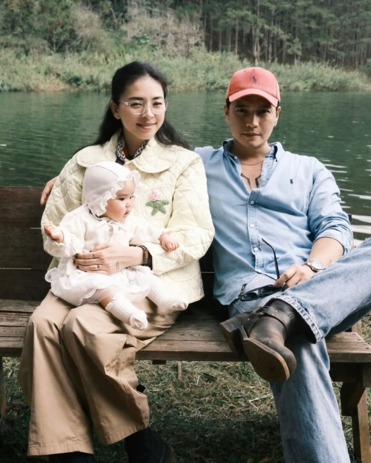 Ngô Thanh Vân tận hưởng bình yên bên chồng con. Cô chia sẻ niềm hạnh phúc trong năm đầu tiên có bé Gạo và được làm mẹ. 'Gia đình nhỏ này là điều đẹp nhất của năm qua', cô viết.