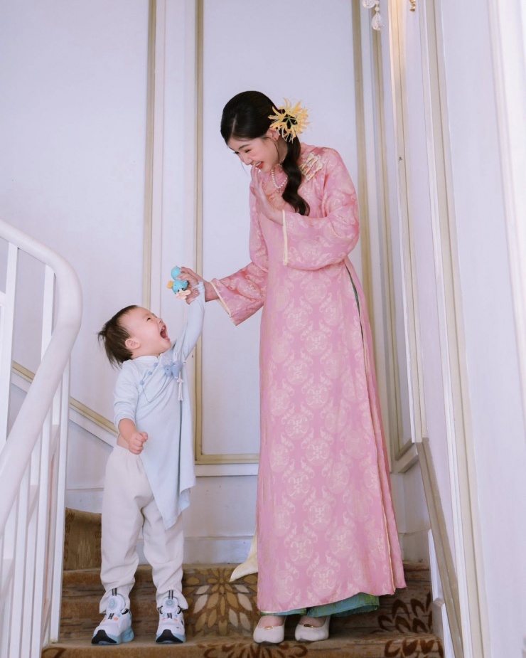 Lê Âu Ngân Anh diện áo dài rạng ngời đón Tết cùng con trai.