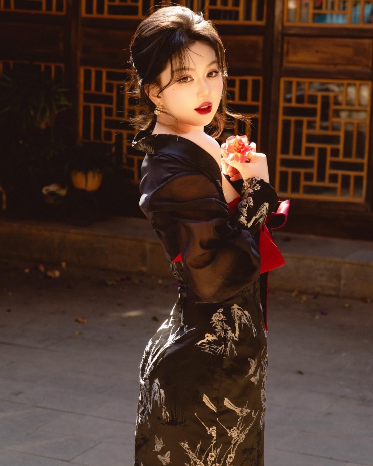 Ngọc Trinh tôn đường cong trong bộ ảnh chào năm mới.