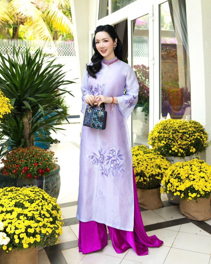 Hoa hậu Giáng My đón Tết trong biệt thự phủ đầy hoa.