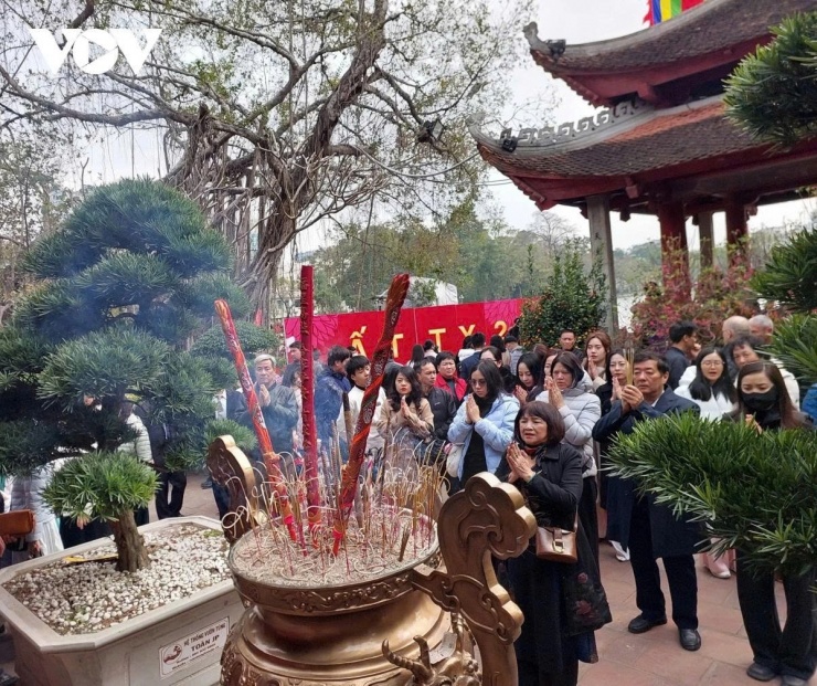 Người dân nô nức đi chùa cầu an đầu năm mới