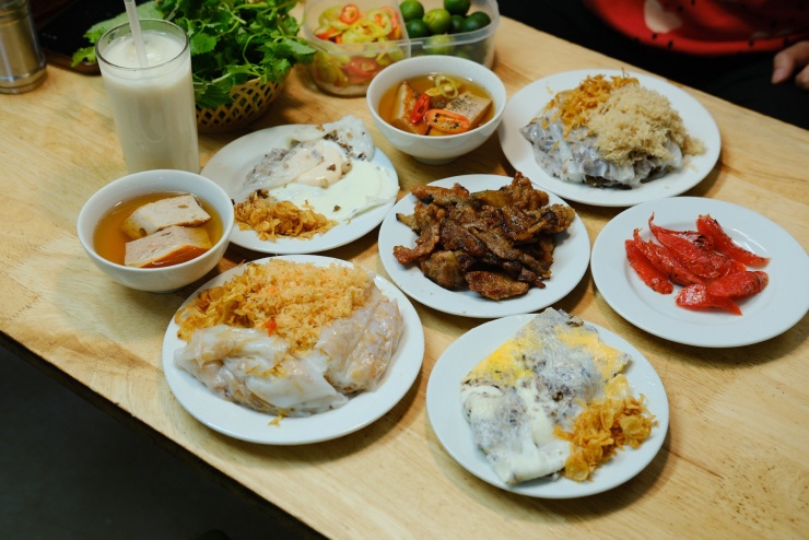 Bánh cuốn ông Tới phục vụ đa dạng nguyên liệu ăn kèm. Ảnh: Nguyễn Trần Phong Vũ