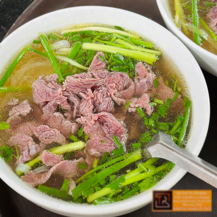 Tô phở đầy đặn với nước dùng ngọt thanh tự nhiên, thịt bò mềm, đượm vị. Ảnh: Phở &amp; Lẩu bò Tuấn Râu