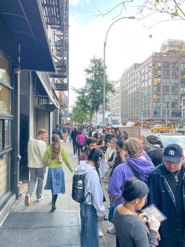 Thực khách xếp hàng phía ngoài quán ăn Việt Nam của chị Như