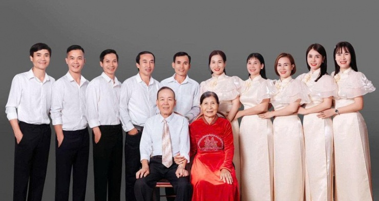 Vợ chồng ông Vy bên 10 người con&nbsp;
