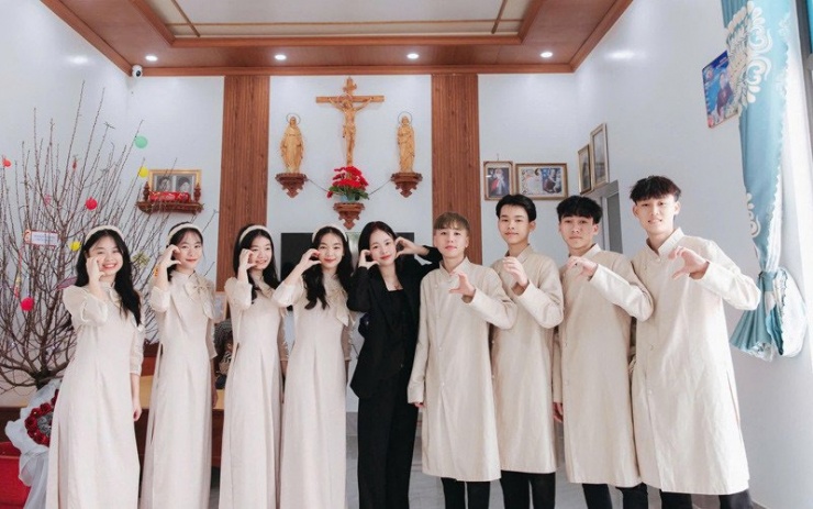 Dàn cháu xúng xính váy áo đến nhà ông nội chúc Tết&nbsp;