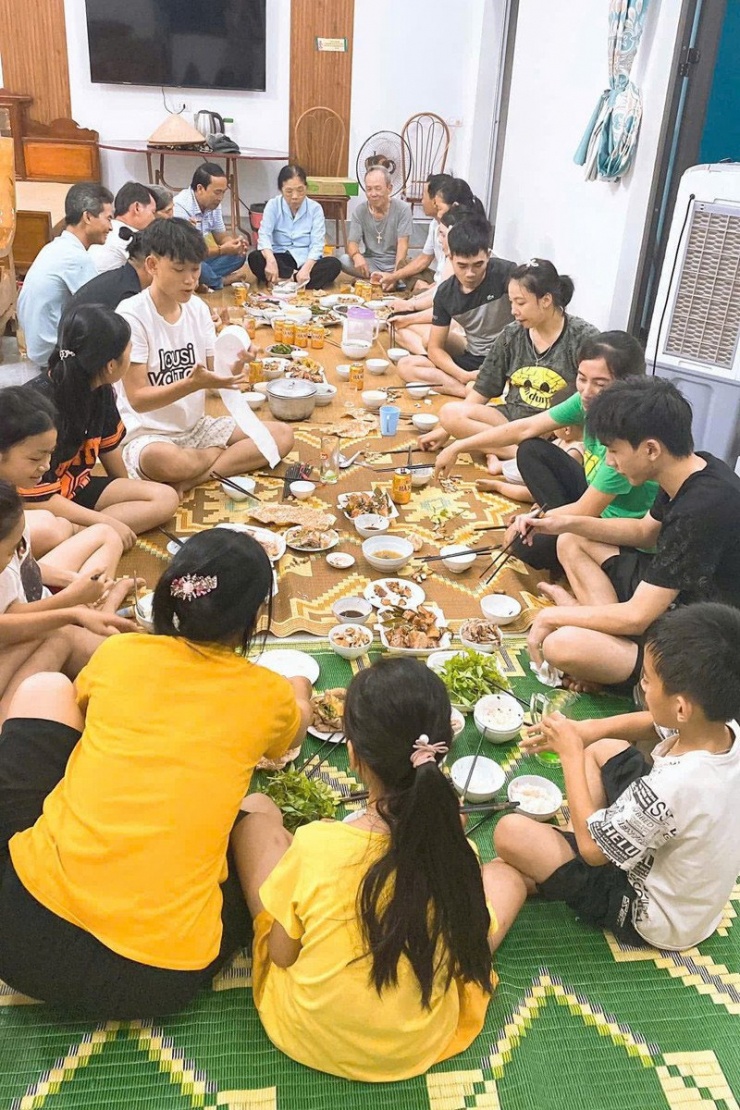 Gia đình quây quần ăn uống vào dịp Tết&nbsp;