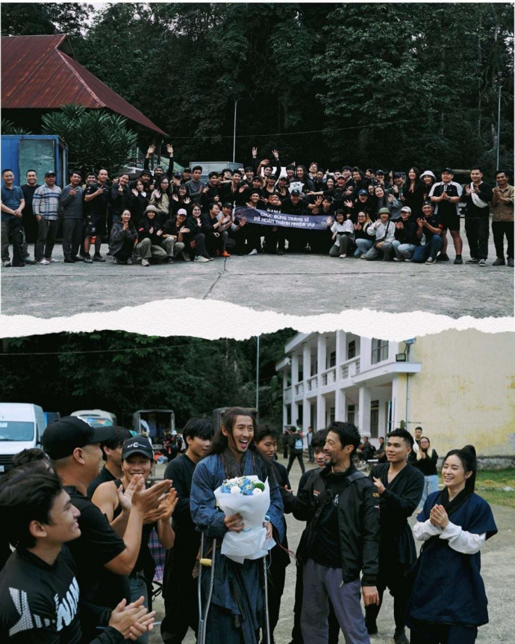 Nam diễn viên Tuấn Trần vỡ òa xúc động khi được đạo diễn, nhà sản xuất&nbsp;Johnny Trí Nguyễn và ê kíp tặng hoa chúc mừng anh đã hoàn thành cảnh quay của mình. (Ảnh: FBNV)