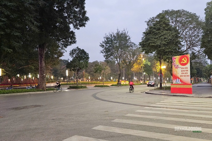 Hà Nội mùng 1 Tết: Bình yên trong nhịp thở đầu Xuân - 4