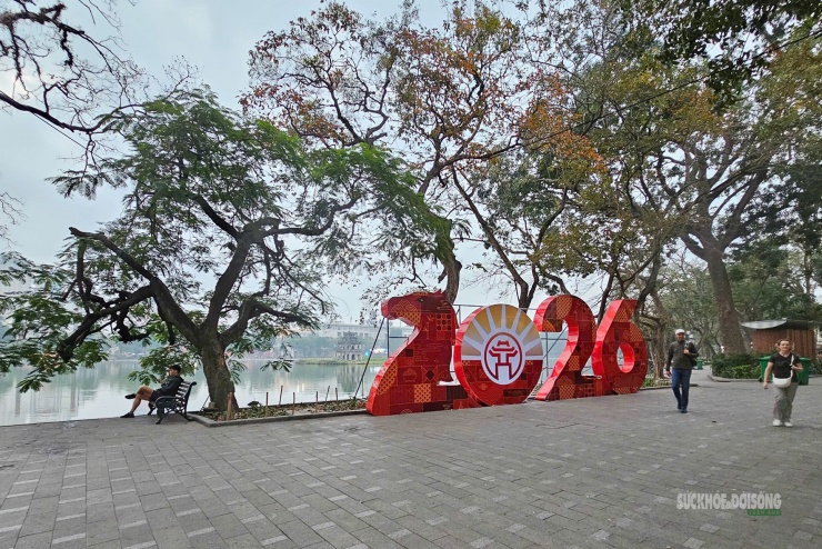 Mặt hồ phẳng lặng, Tháp Rùa ẩn hiện trong màn sương mỏng của khoảnh khắc đầu năm.