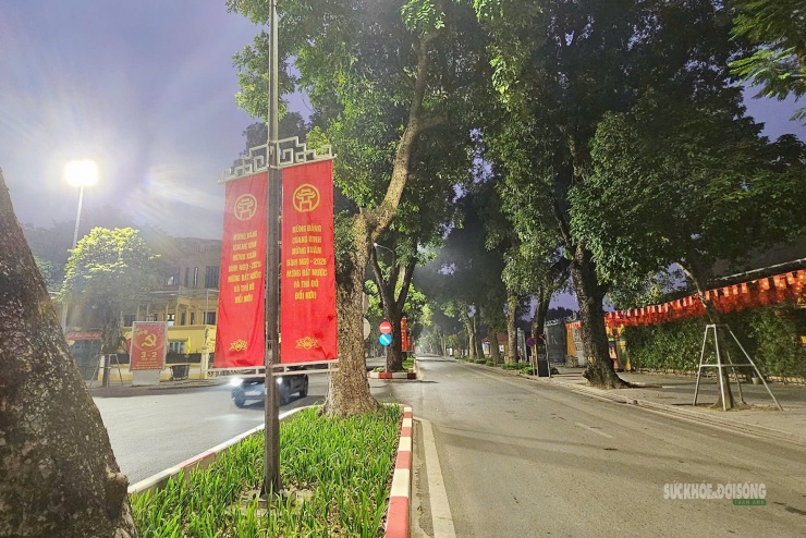 Pa nô, khẩu hiệu rực đỏ dưới tán xà cừ cổ thụ, nhuộm sắc xuân trên con đường lịch sử.