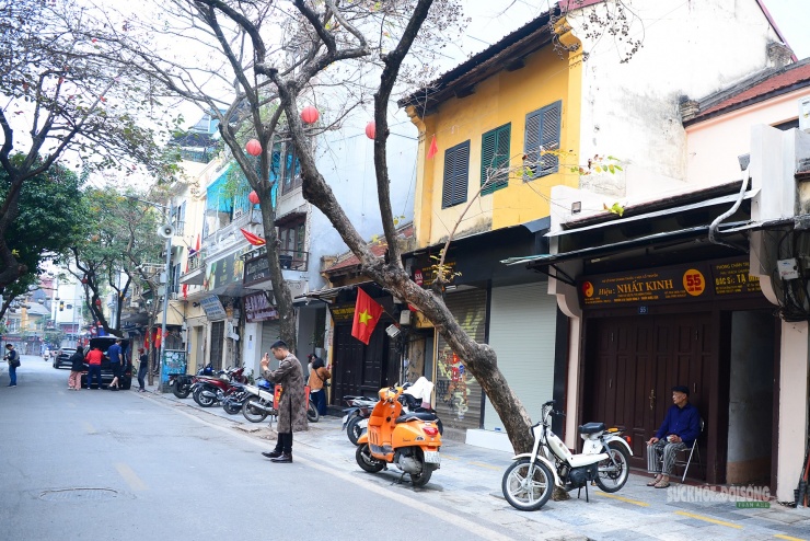 Giữa tiết trời se lạnh, Hà Nội hiện lên yên ả, chậm rãi.