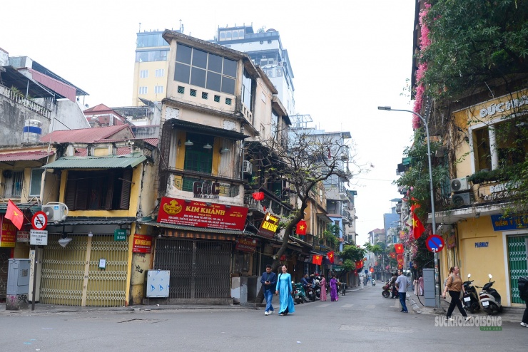 Tà áo dài rực rỡ và nụ cười tươi tắn làm bừng sáng góc phố sáng đầu năm.