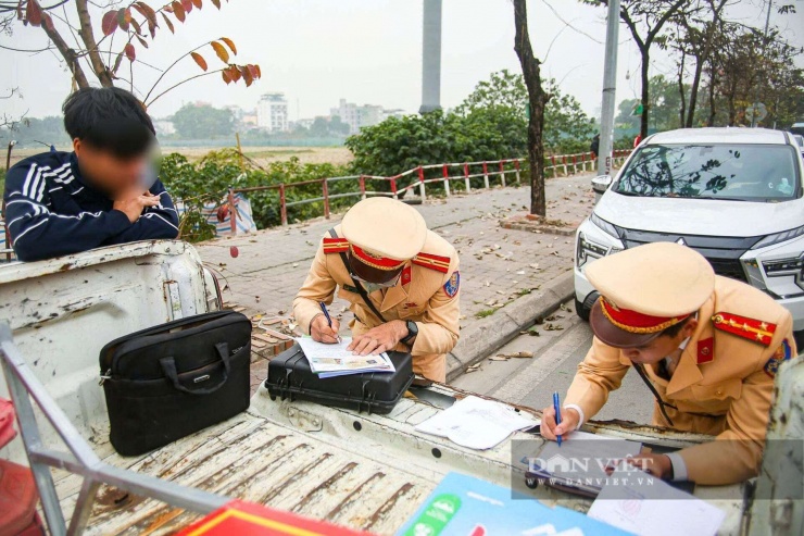 Điều 6 và Điều 7 Luật Trật tự, an toàn giao thông đường bộ năm 2024 xác định nguyên tắc bảo đảm trật tự, an toàn giao thông là phải công khai, minh bạch, đúng thẩm quyền và chịu sự giám sát của cơ quan, tổ chức và Nhân dân. Ảnh minh hoạ: Khổng Chí.&nbsp;