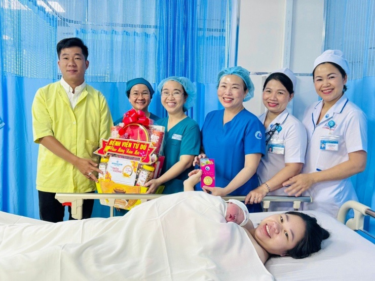 Đội ngũ y bác sĩ đến từng giường bệnh chúc mừng các sản phụ và gia đình có em bé sinh đúng thời khắc giao thừa thiêng liêng. Ảnh BVCC