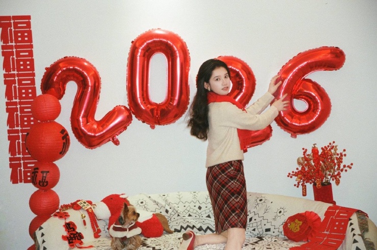 Sao nữ Hoa ngữ tung ảnh đón Tết: Tống Tổ Nhi hay Dương Mịch lộng lẫy hơn? - 15