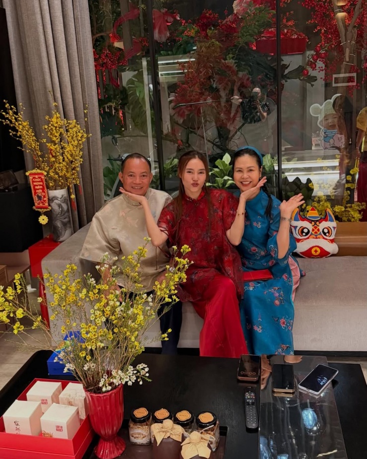 Lan Ngọc đón giao thừa cùng bố mẹ. Trước đó, gia đình cô dành nhiều ngày để trang hoàng nhà cửa, phủ hoa khắp mọi góc căn biệt thự.