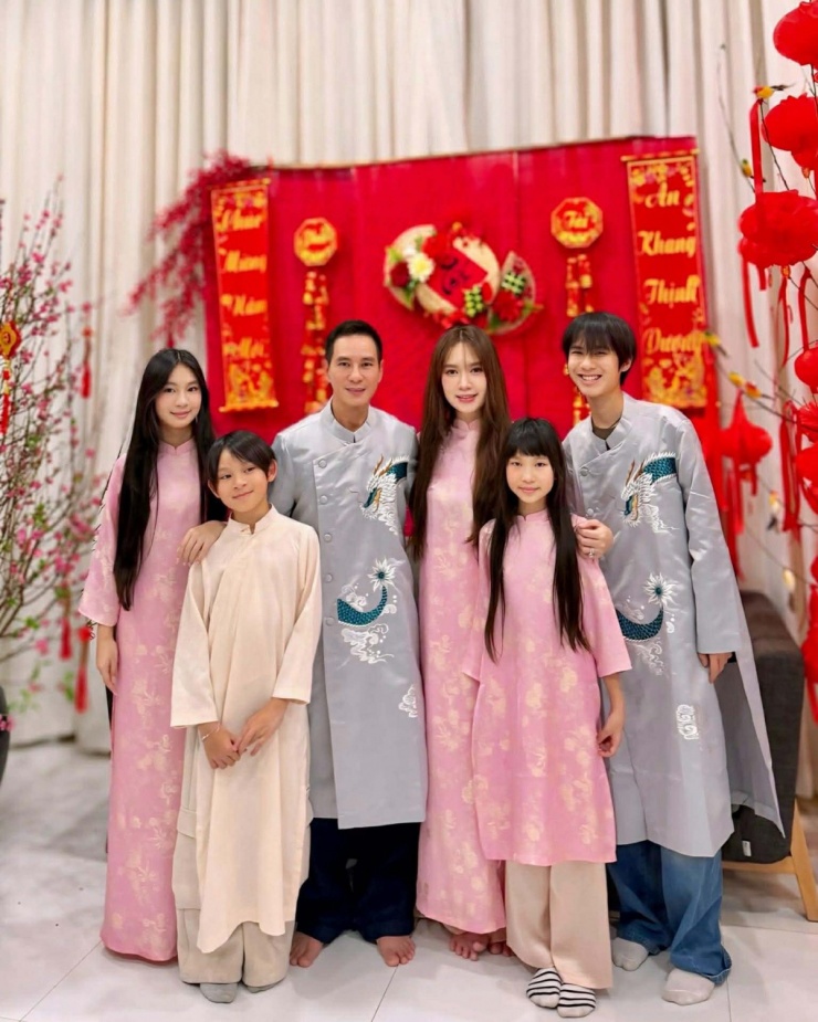 Gia đình Lý Hải - Minh Hà làm mâm cơm cúng giao thừa và rủ nhau diện áo dài truyền thống check-in ở góc trang trí trong nhà.