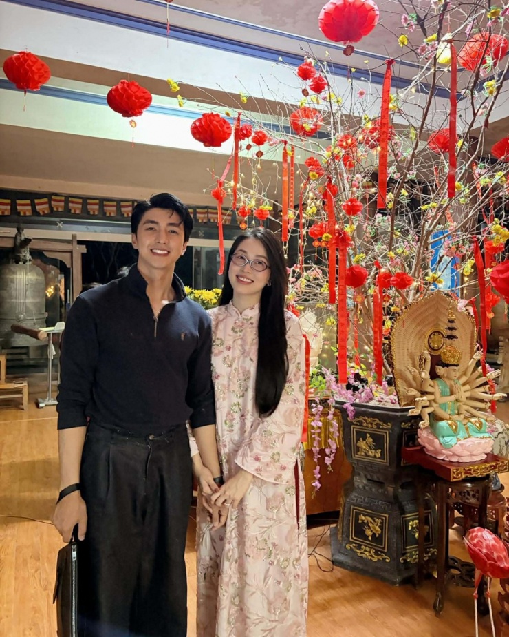 Bình An - Phương Nga tay trong tay đi chùa cầu an đầu năm mới.