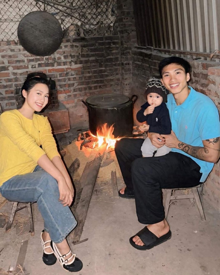 Đoàn Văn Hậu đưa vợ con về quê Thái Bình. Vợ chồng chàng cầu thủ trông nồi bánh chưng xuyên đêm.