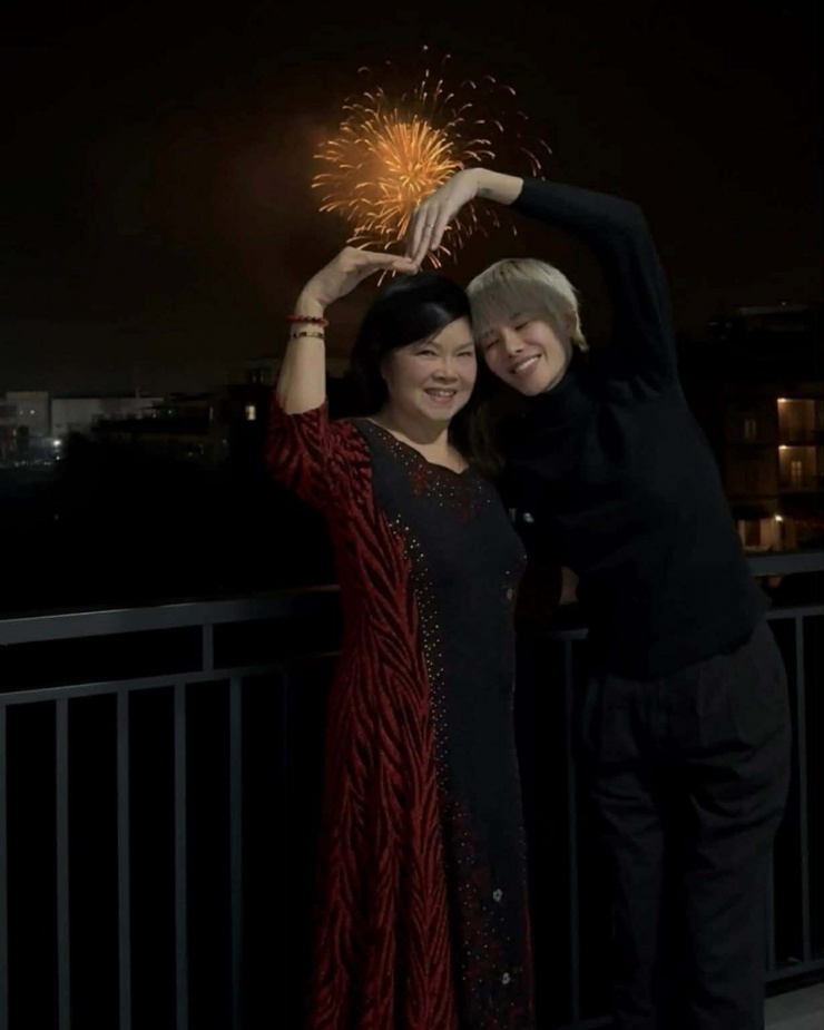 Hà Kino hạnh phúc vì được ngắm pháo hoa giây phút chuyển giao sang năm mới bên mẹ.