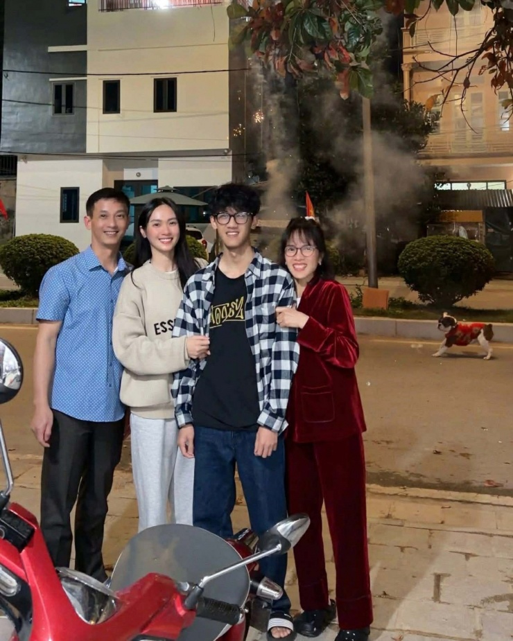 Á hậu Vũ Thúy Quỳnh diện đồ giản dị, sum vầy cùng gia đình khi tổ chức bắn pháo hoa trước cửa nhà. Cô vừa gây chú ý khi công khai yêu Đức Phạm - chồng cũ Diệp Lâm Anh.