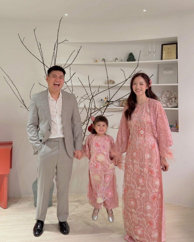 Gia đình Salim theo thông lệ diện trang phục chỉn chu ngay giây phút chuyển giao năm mới để chụp hình cùng nhau.