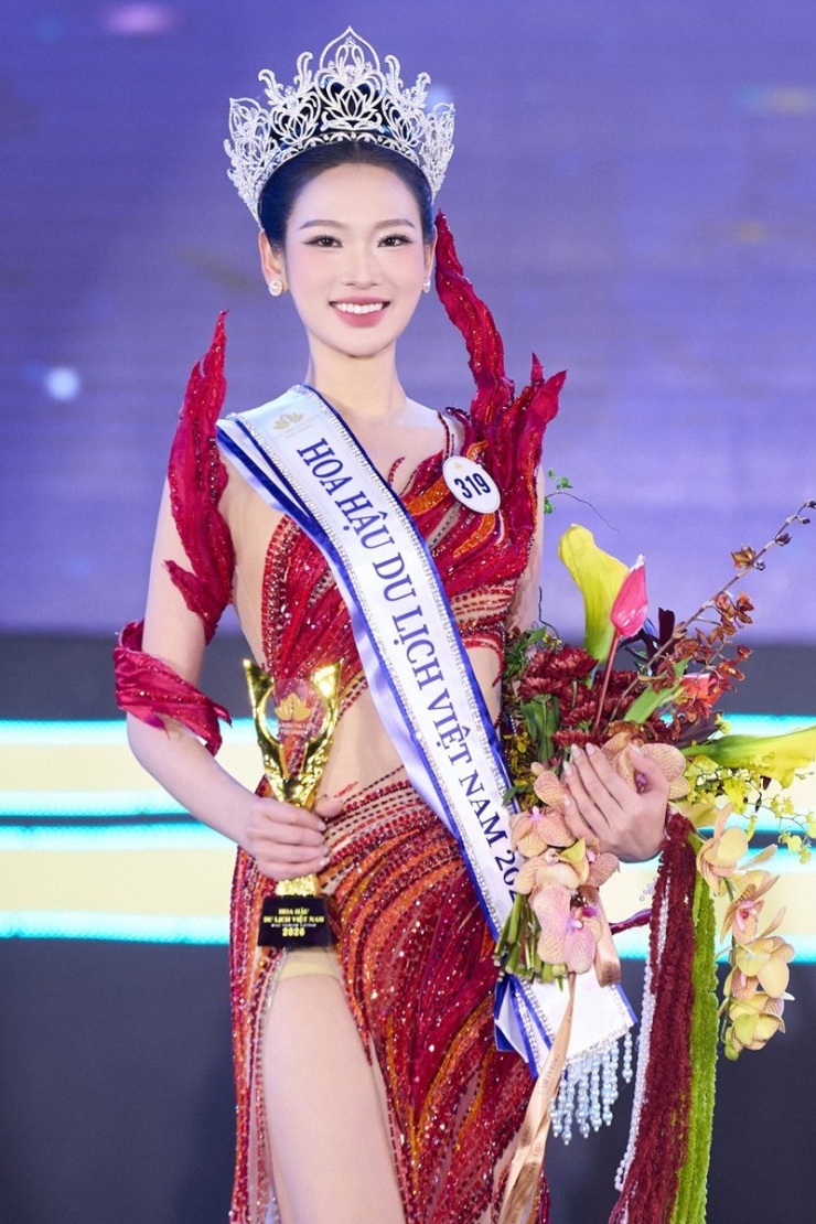 Hoa hậu Nguyễn Phương Linh sinh năm 2002 là tân Hoa hậu Du lịch Việt Nam 2026, sở hữu vẻ đẹp thanh tú cùng nền tảng học vấn tốt khi theo học Thạc sĩ tại Đại học Kinh tế Quốc dân. Cô gái tuổi Nhâm Ngọ gây ấn tượng mạnh bởi khả năng giao tiếp song ngữ lưu loát và tư duy sắc bén của một người làm kinh tế. Phương Linh đang tích cực thực hiện vai trò đại sứ, quảng bá hình ảnh văn hóa và danh lam thắng cảnh Việt Nam tới bạn bè quốc tế.&nbsp;