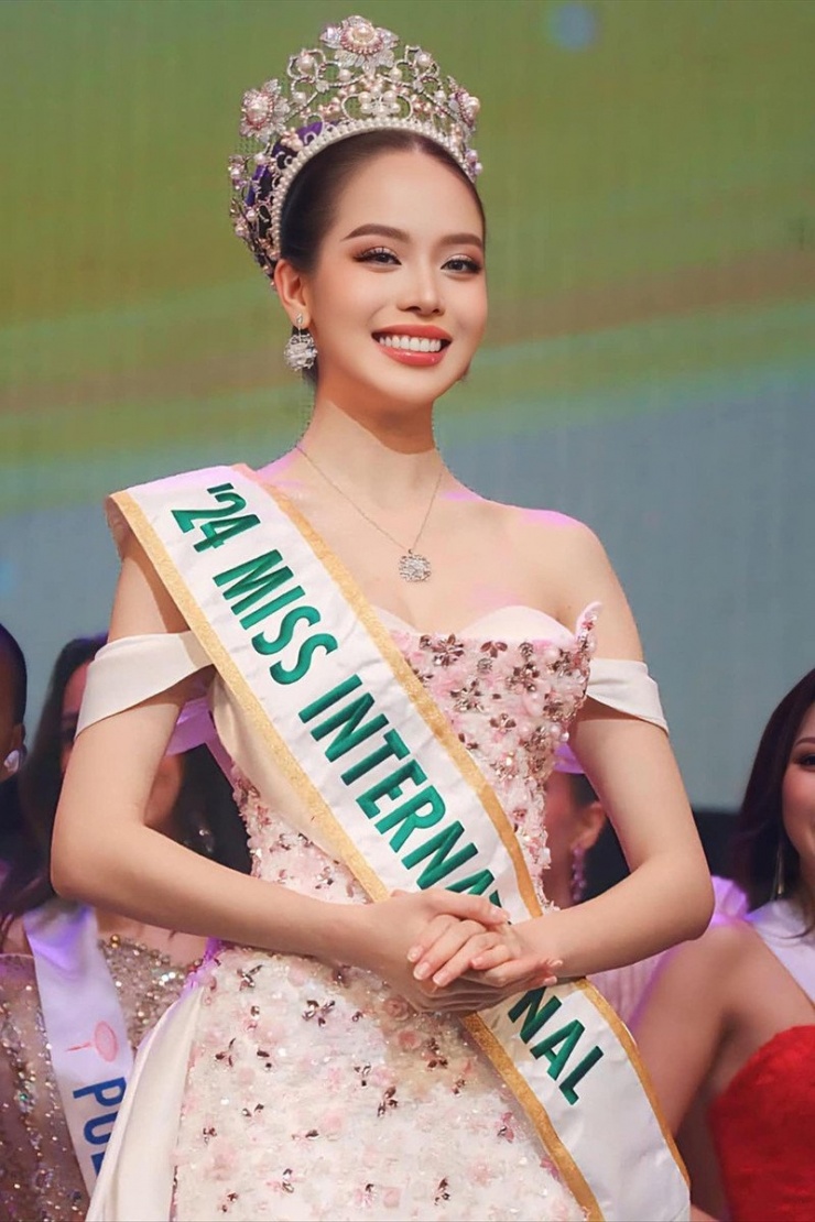 Hoa hậu Huỳnh Thị Thanh Thủy sinh năm 2002 (Nhâm Ngọ) ghi dấu ấn lịch sử khi trở thành đại diện Việt Nam đầu tiên đăng quang Miss International 2024. Trước đó, cô là chủ nhân vương miện Hoa hậu Việt Nam 2022 với vẻ đẹp rạng rỡ, đôi chân dài 1,11m và tính cách thân thiện.&nbsp;