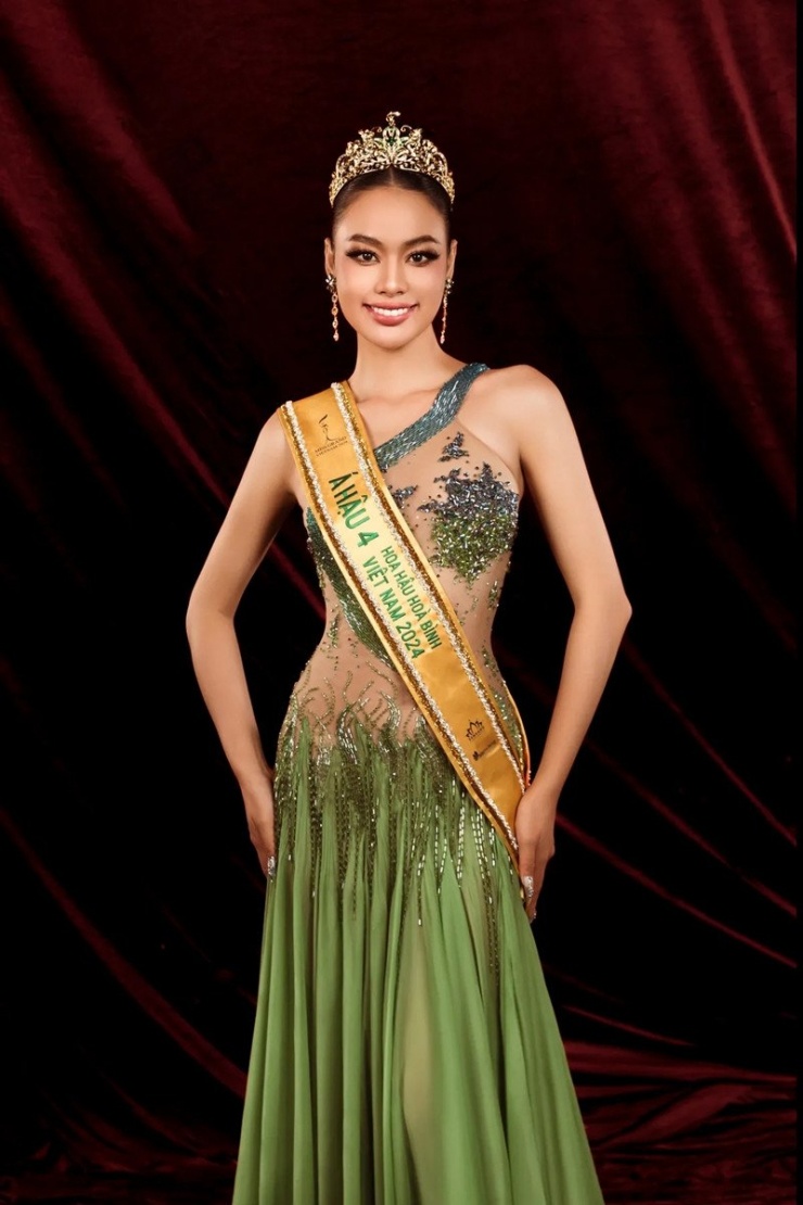 Á hậu Phạm Thị Ánh Vương cũng sinh năm 2002, là Á hậu 4 Miss Grand Vietnam 2024 và đại diện Việt Nam lọt Top 10 Miss Asia Pacific International cùng năm. Cô sở hữu vẻ đẹp sắc sảo, khỏe khoắn với hình thể nóng bỏng và kỹ năng trình diễn tràn đầy năng lượng. Câu chuyện vượt khó của cô gái Bình Thuận tuổi Nhâm Ngọ truyền cảm hứng mạnh mẽ cho nhiều bạn trẻ về tinh thần tự lập và không bỏ cuộc.&nbsp;
