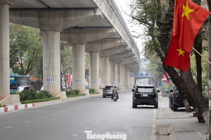 Sáng mùng 1 Tết, lưu lượng phương tiện thưa thớt. Mật độ giao thông giảm mạnh, việc di chuyển trong nội đô trở nên thuận lợi. Người dân chủ yếu đi chúc Tết, du xuân hoặc tới các điểm tâm linh đầu năm.