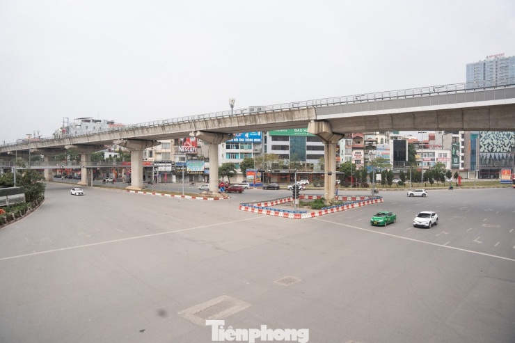 Tại nút giao cầu vượt Mai Dịch, đoạn Xuân Thủy - Phạm Văn Đồng - Hồ Tùng Mậu, các phương tiện dễ dàng lưu thông.