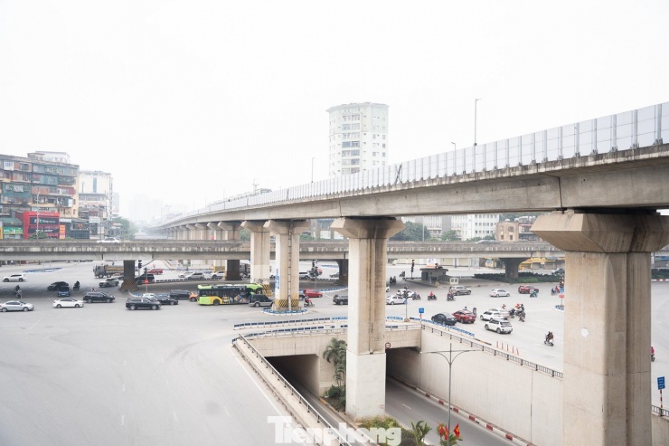 Ngã tư Nguyễn Trãi - Nguyễn Xiển - Phạm Hùng không còn cảnh chật ních xe cộ nối đuôi nhau như ngày thường.