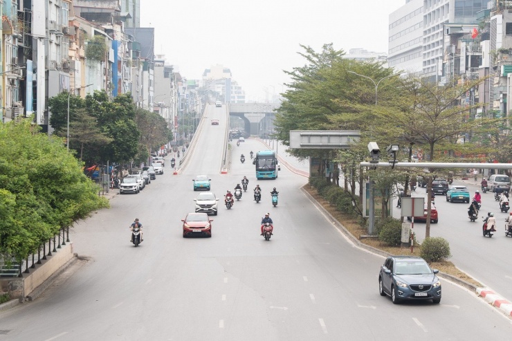 Tương tự, khu vực nút giao Ngã Tư Sở trong ngày đầu năm cũng trở nên thông thoáng. Ngày thường, đây vốn là một trong những nút giao phức tạp và đông đúc bậc nhất Thủ đô, thường xuyên ghi nhận mật độ phương tiện dày đặc vào hầu hết các khung giờ.