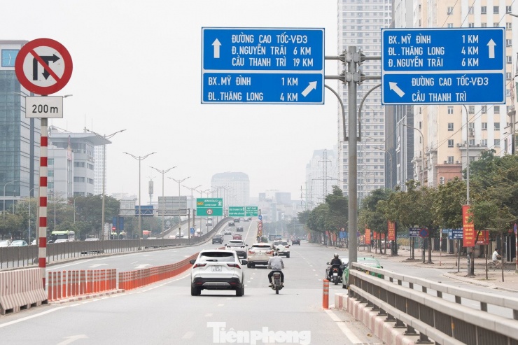 Đường Vành đai 3 trên cao, tuyến đường vốn thường xuyên ùn tắc, khiến nhiều tài xế e ngại. Nhưng trong ngày đầu năm, tuyến đường này thông thoáng, phương tiện di chuyển thuận lợi.