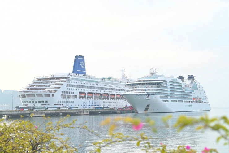 &nbsp;Sáng mùng 1 Tết Nguyên đán Bính Ngọ 2026, Cảng tàu khách Quốc tế Hạ Long đã rộn ràng đón hơn 2.300 khách quốc tế “xông đất” du lịch Quảng Ninh.&nbsp;