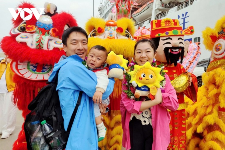 Du khách hào hứng với màn chào đón của Quảng Ninh dịp đầu xuân mới